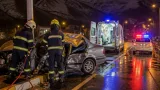 Karlıova girişinde araç orta refüjdeki direğe çarptı: 3 yaralı