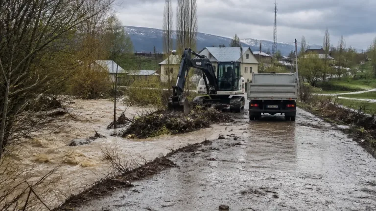 Yurtbaşı’nda sağanak sonrası sel: Belediye ekipleri sahada